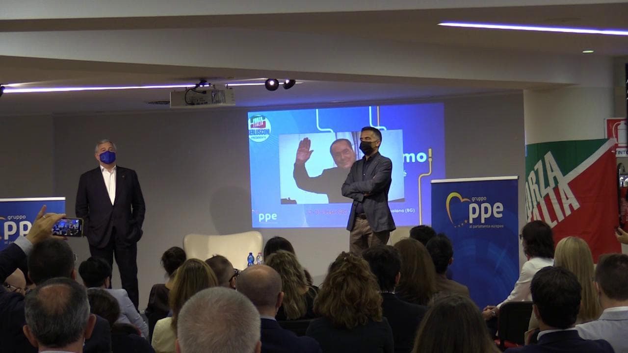 Berlusconi telefona a convegno Forza Italia: "Partito unico su modello repubblicani Usa"