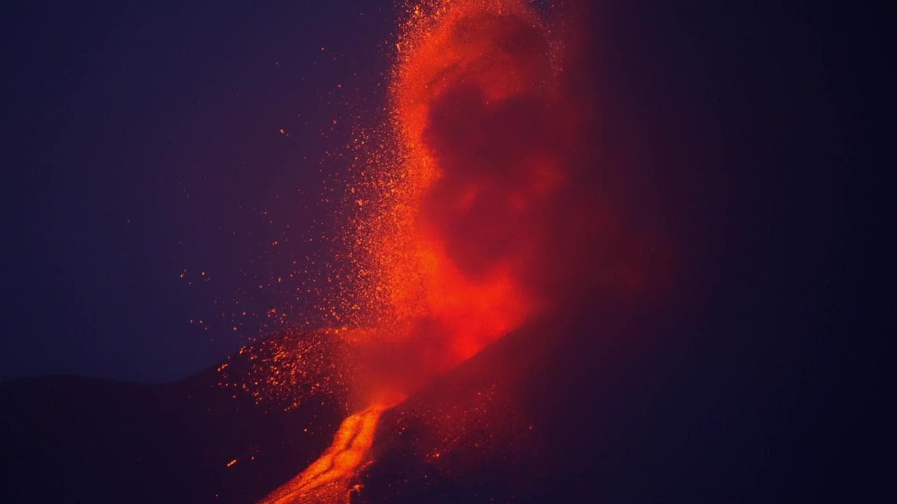Etna, nuova eruzione: la sera illuminata dalle fontane di lava