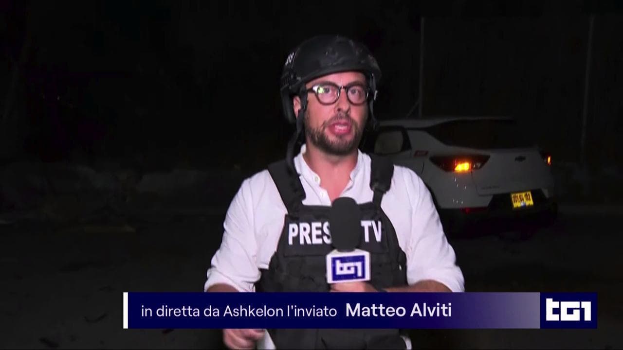Israele, esplode un razzo in diretta: l'inviato del Tg1 interrompe il collegamento e fugge