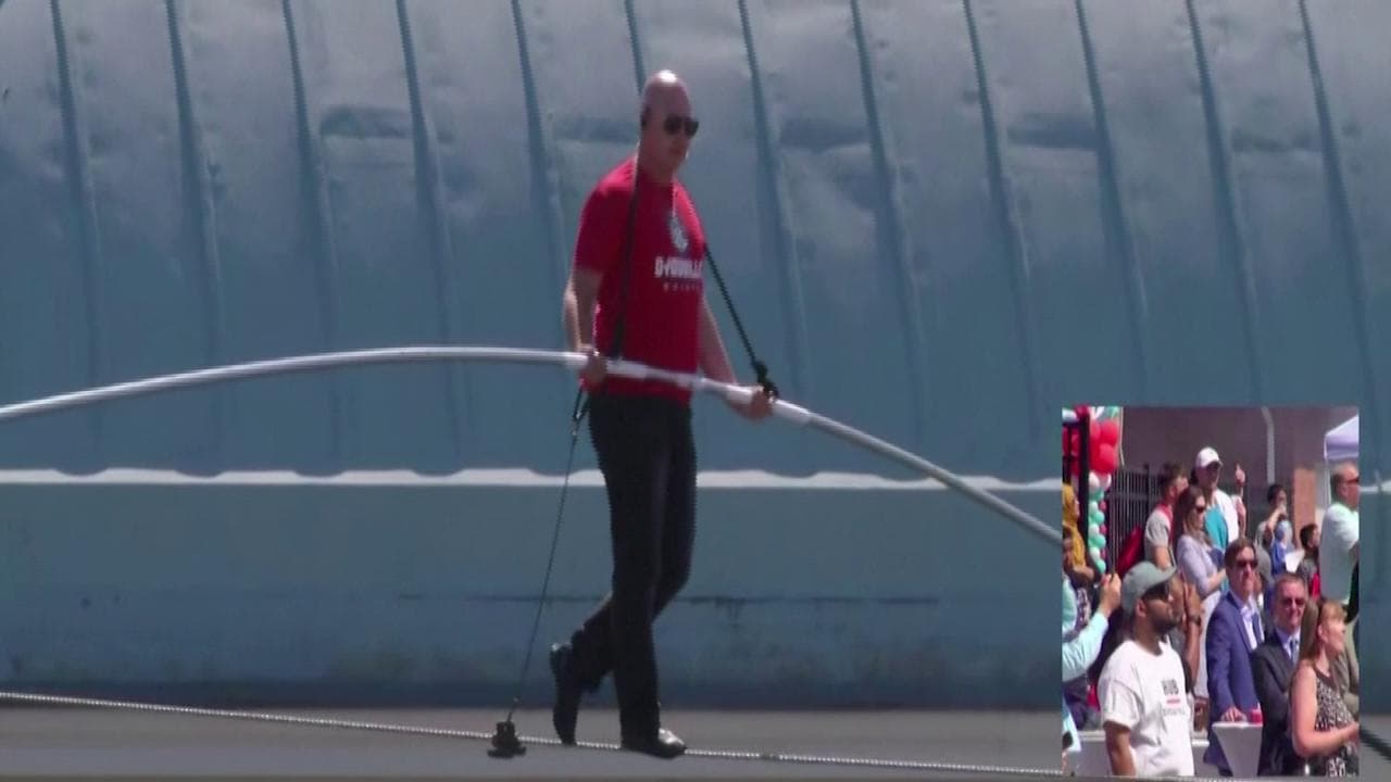 Usa, la spettacolare acrobazia su funi dell'equilibrista Nik Wallenda a Buffalo City