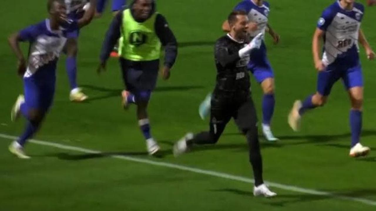 Prima para un rigore, poi segna un gol di testa: la partita perfetta del portiere francese