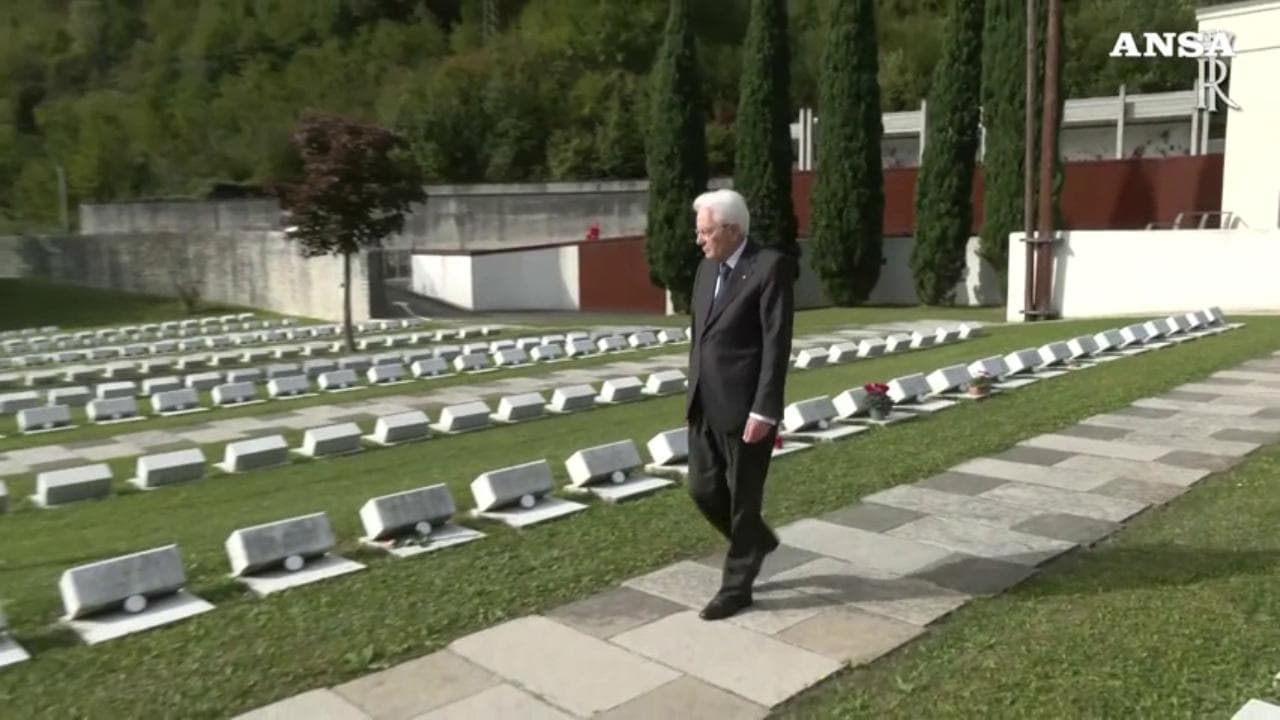 Vajont, Mattarella alla cerimonia di ricordo cammina tra le tombe delle vittime