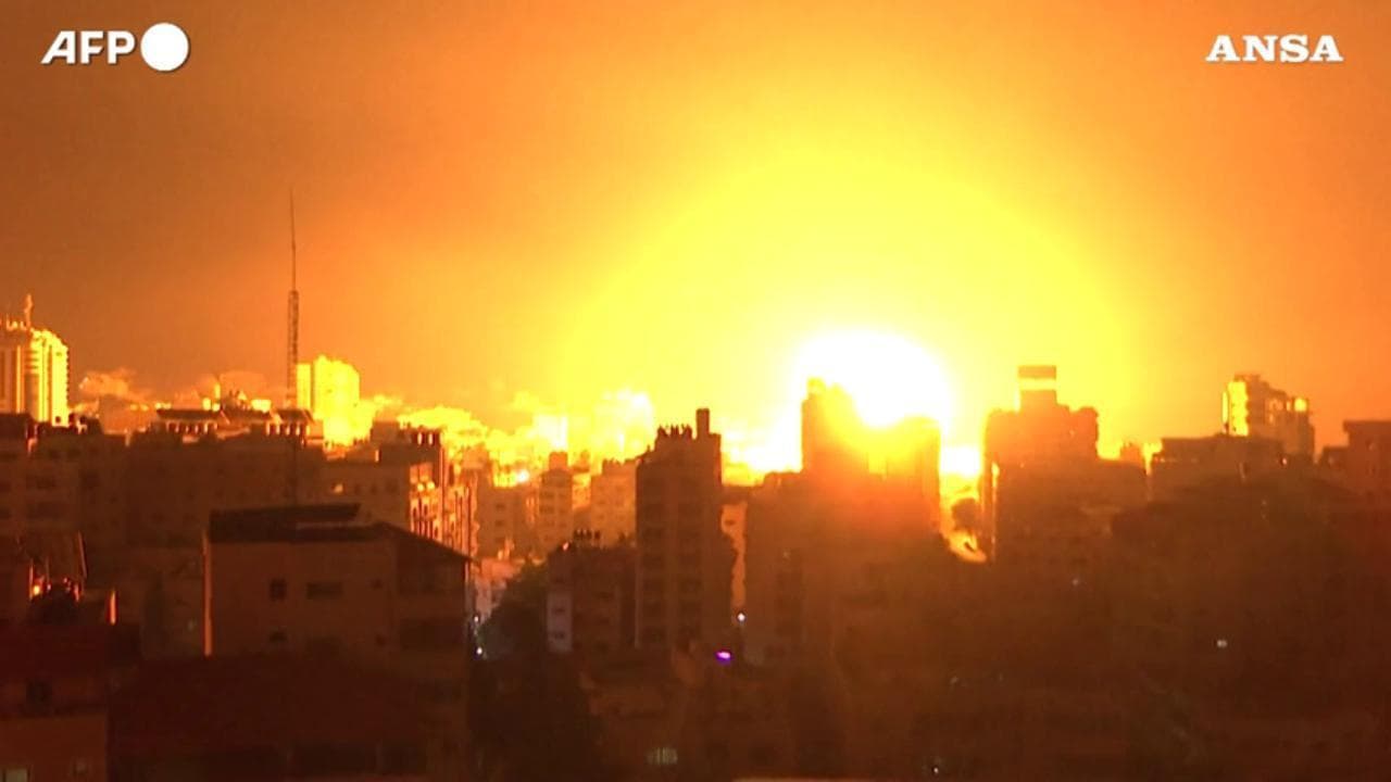Gaza, esplosioni nella notte: l'esercito israeliano colpisce 500 obiettivi di Hamas