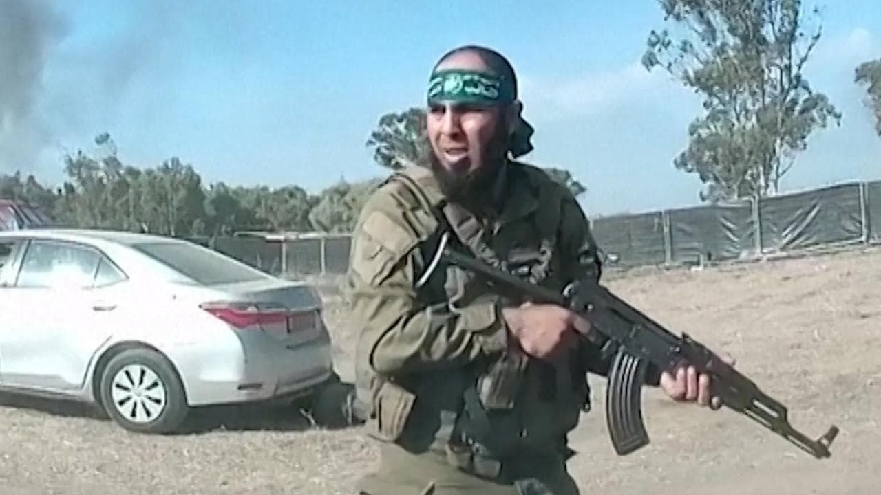 La strage del rave di Re'im ripresa dalla telecamera di un'auto: nel video tutta la brutalità dei miliziani