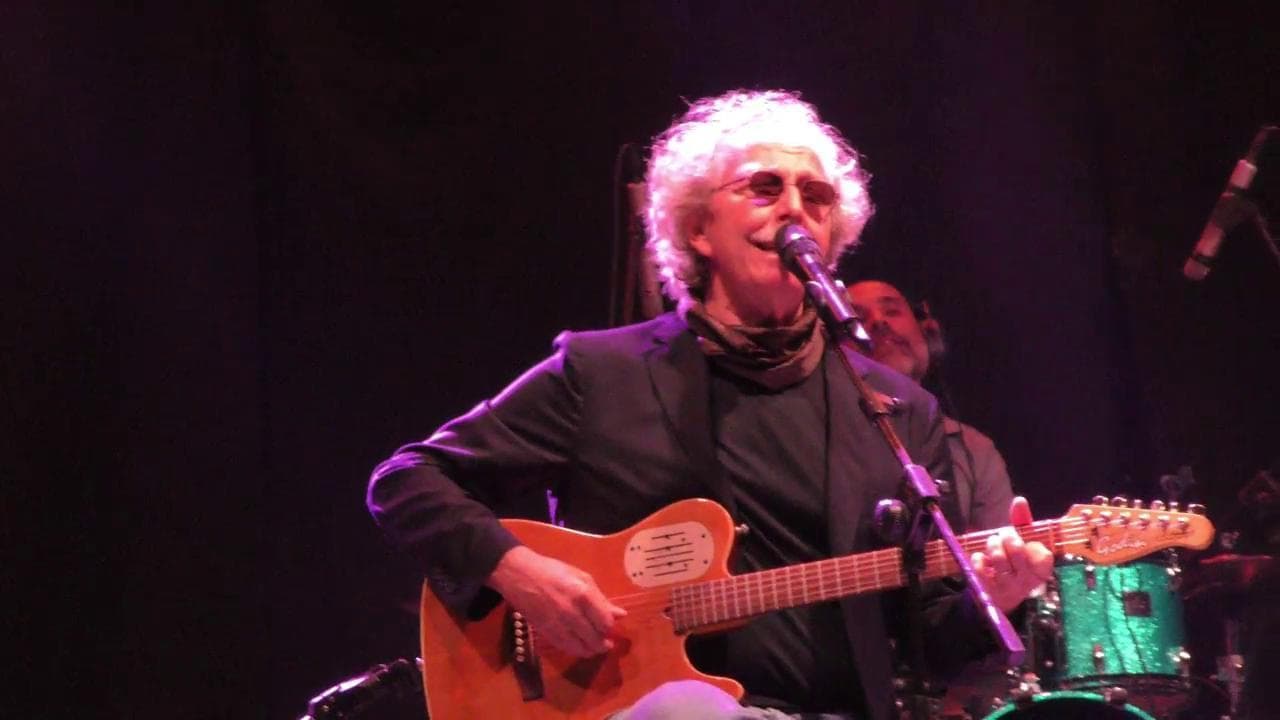 Fabio Concato incanta Praia a Mare, la magia del concerto in piazza catturata dal drone