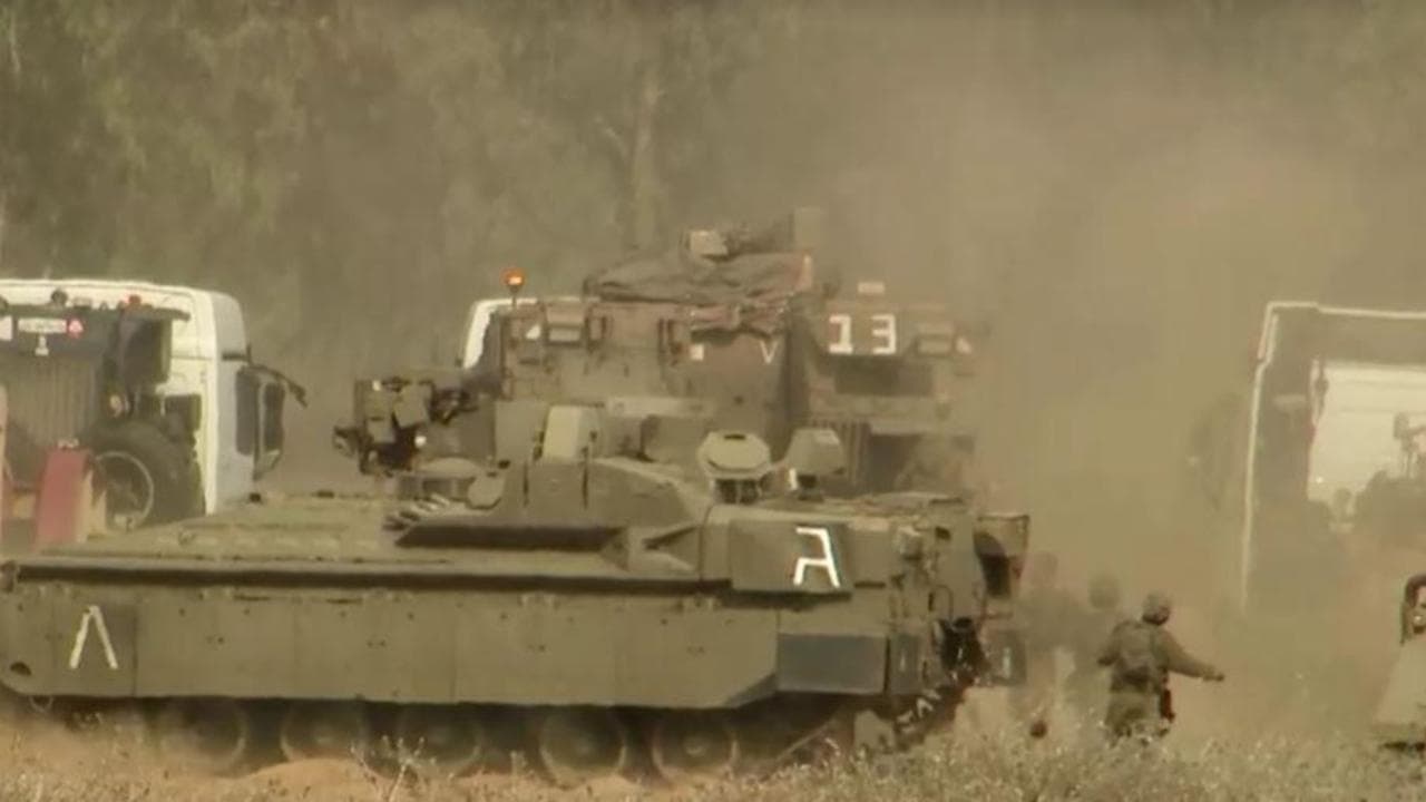 Truppe e tank israeliani schierati lungo il confine con Gaza