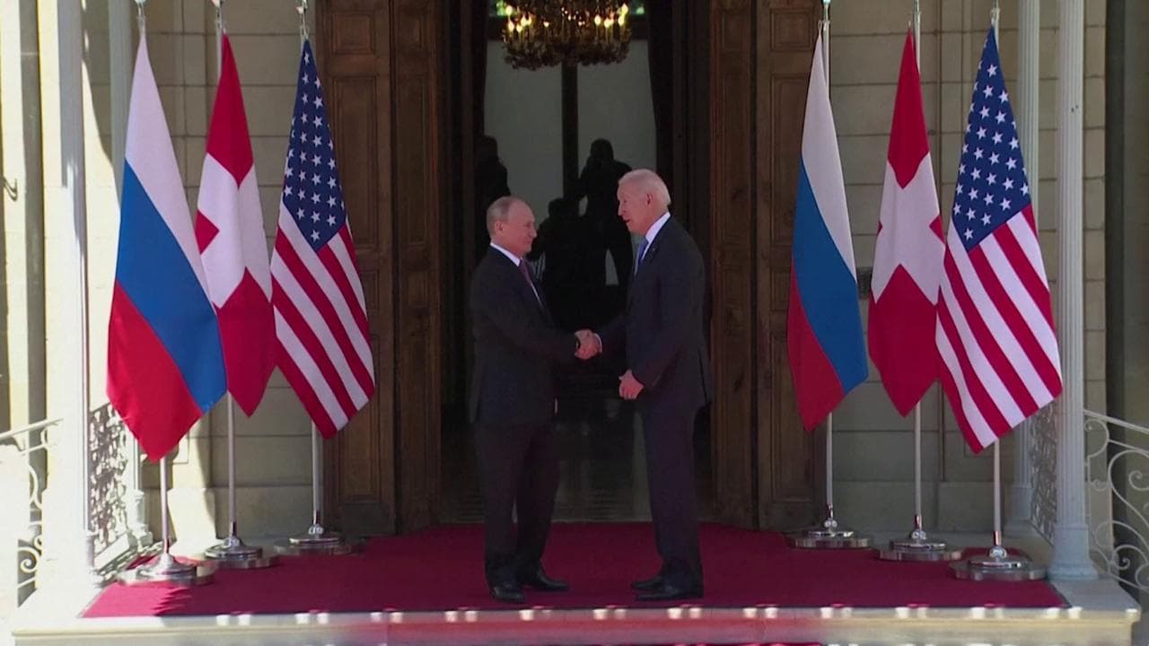 Ginevra, la stretta di mano tra Biden e Putin al loro arrivo