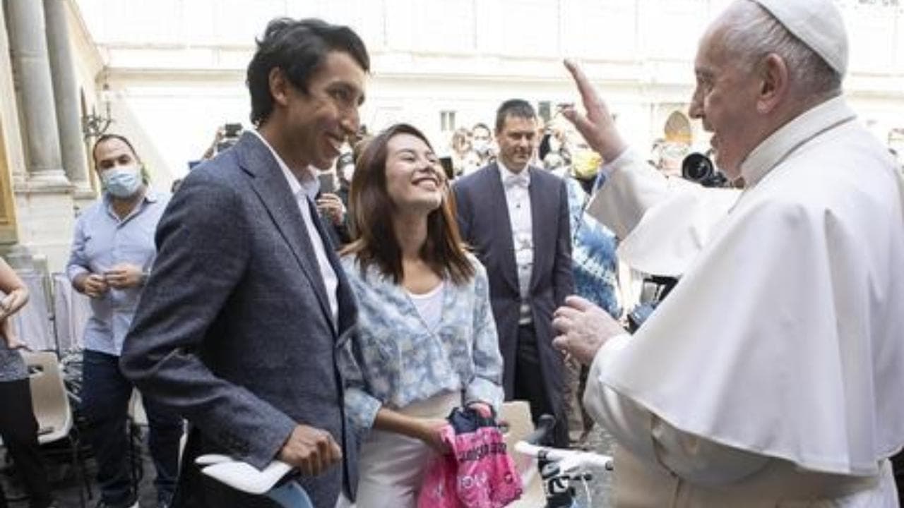 Papa Francesco scherza sulla bici in regalo di Egan Bernal: "quanti caffè prende prima di salirci?''