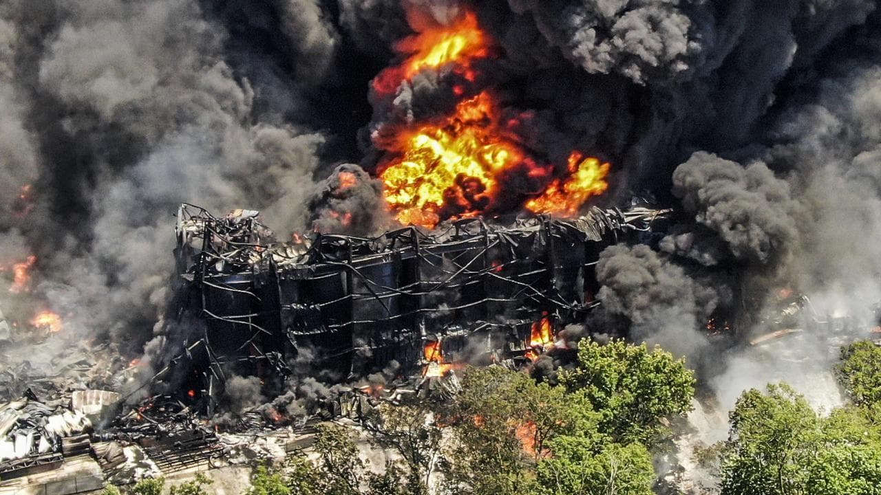 Illinois, centrale chimica in fiamme: il momento della potentissima esplosione, evacuata una città