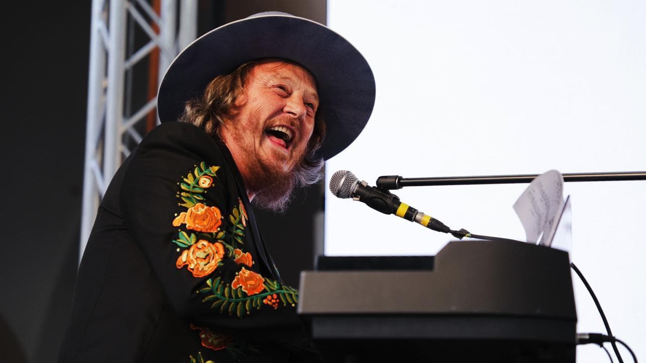 Peveragno, Zucchero a sorpresa: si siede al pianoforte e canta "Indaco dagli occhi del cielo"