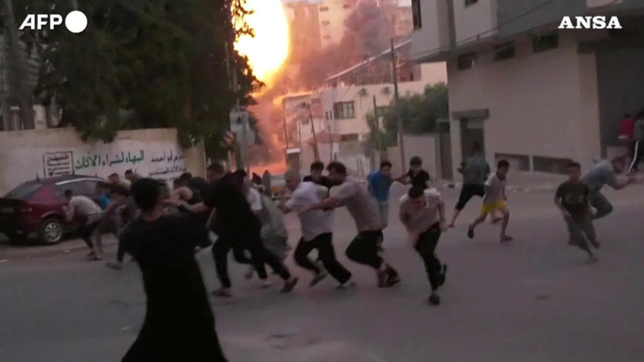 L'esplosione e la fuga: missile israeliano distrugge palazzo a Gaza, ragazzi scappano