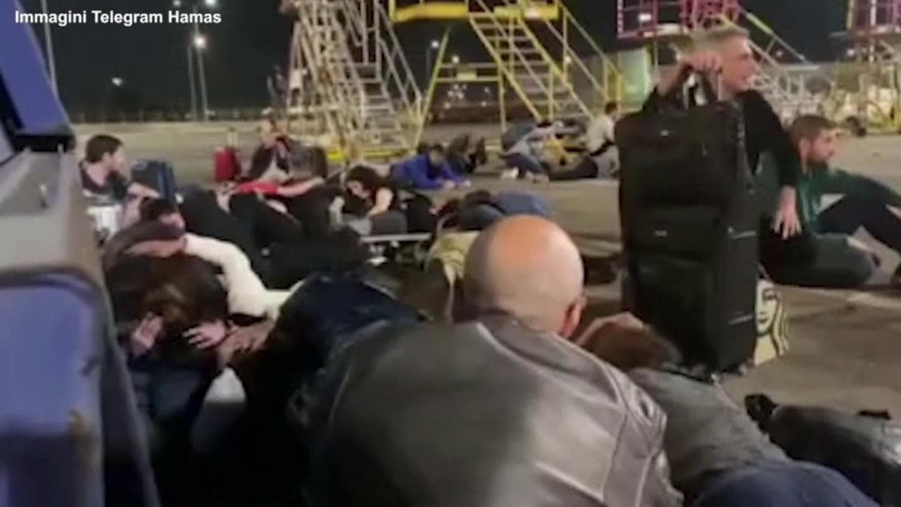 Aeroporto di Tel Aviv, passeggeri si gettano a terra durante attacco notturno di Hamas