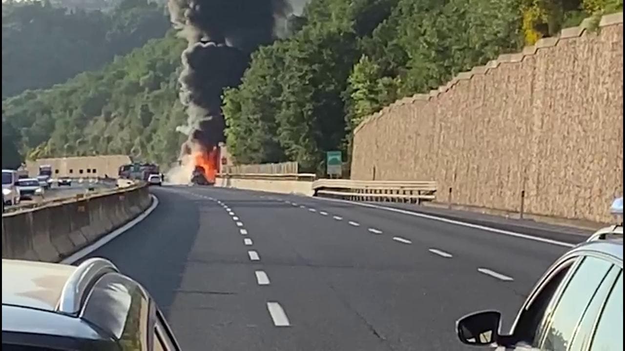 Autostrada  A1 bloccata: l'incendio del camion è spaventoso