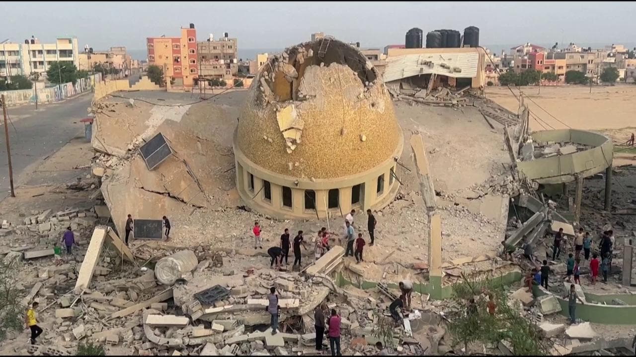 Gli abitanti di Gaza tra le macerie: case e una moschea distrutte dopo l'attacco aereo israeliano