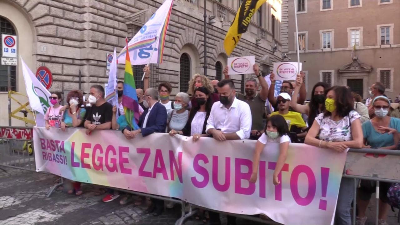 Ddl Zan, proteste contro l'ostruzionismo in commissione: "In audizione manca solo il Ku Klux Klan"