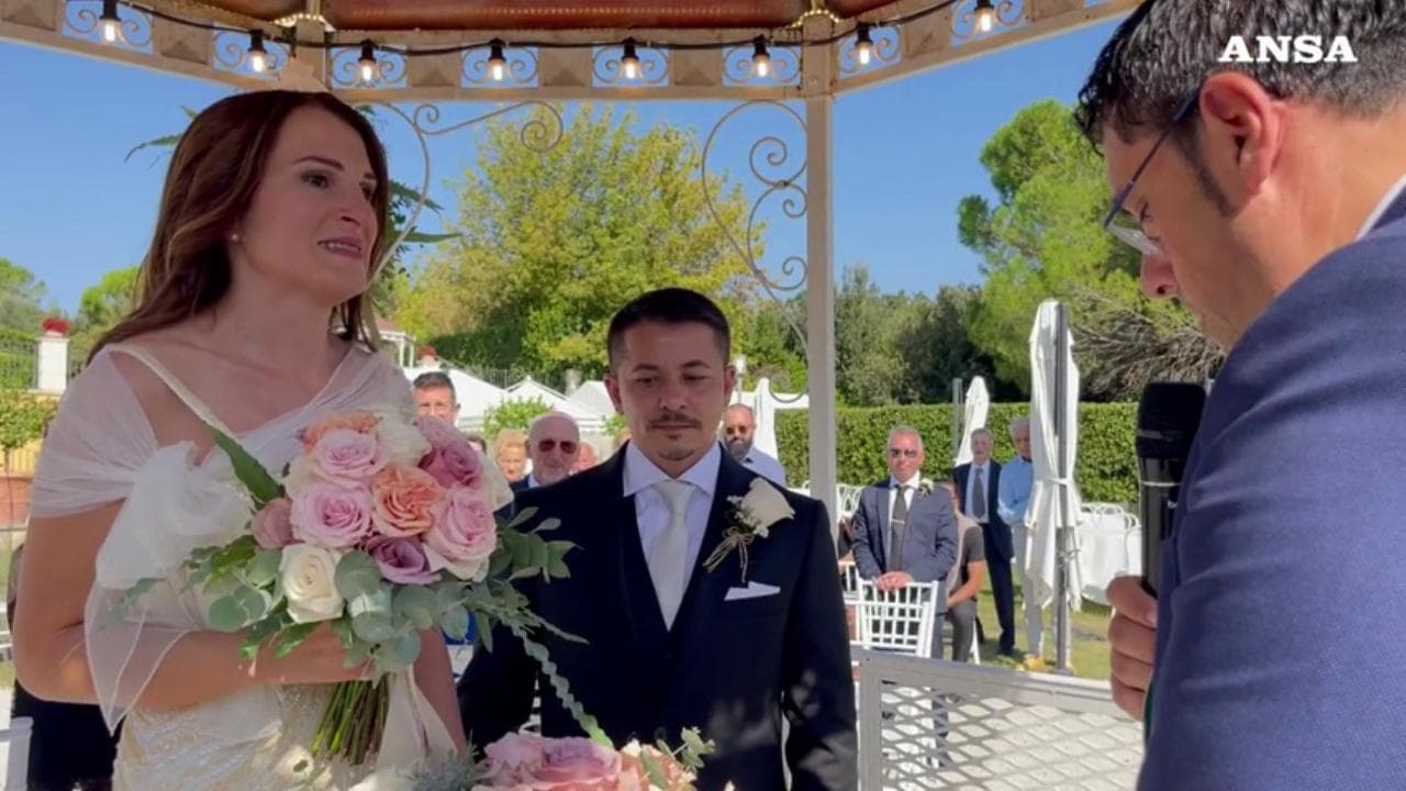 Lei è diventata uomo, lui una donna e si sono sposati a Recanati