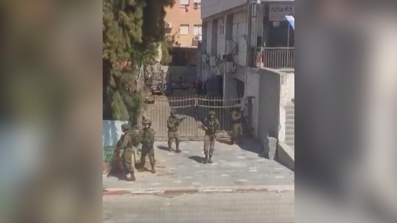Sderot, i militari a caccia di militanti di Hamas infiltrati nella cittadina israeliana al confine della Striscia