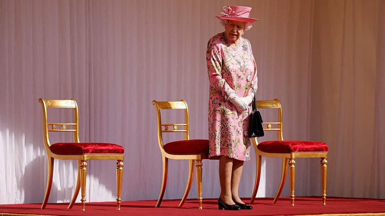 Gb, cosa ha nella borsetta la Regina? Le risposte degli utenti su Twitter sono esilaranti
