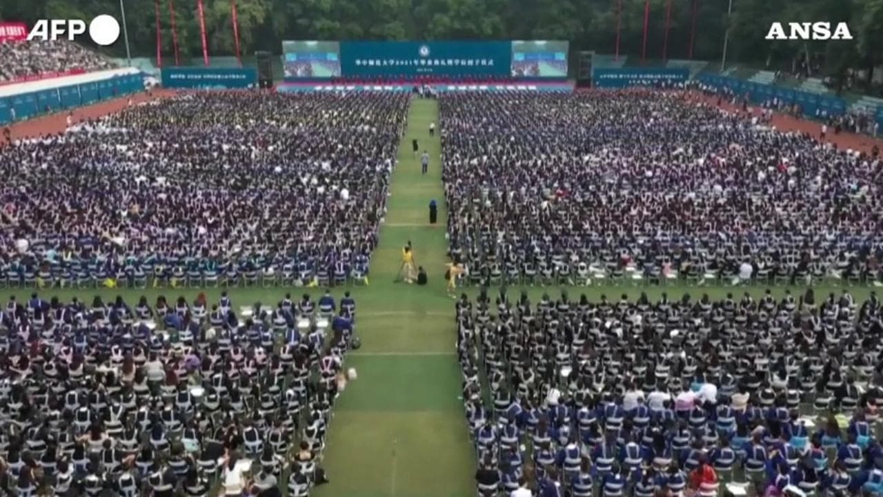 Coronavirus, a Wuhan sospese le restrizioni per le lauree: 11 mila studenti alla cerimonia