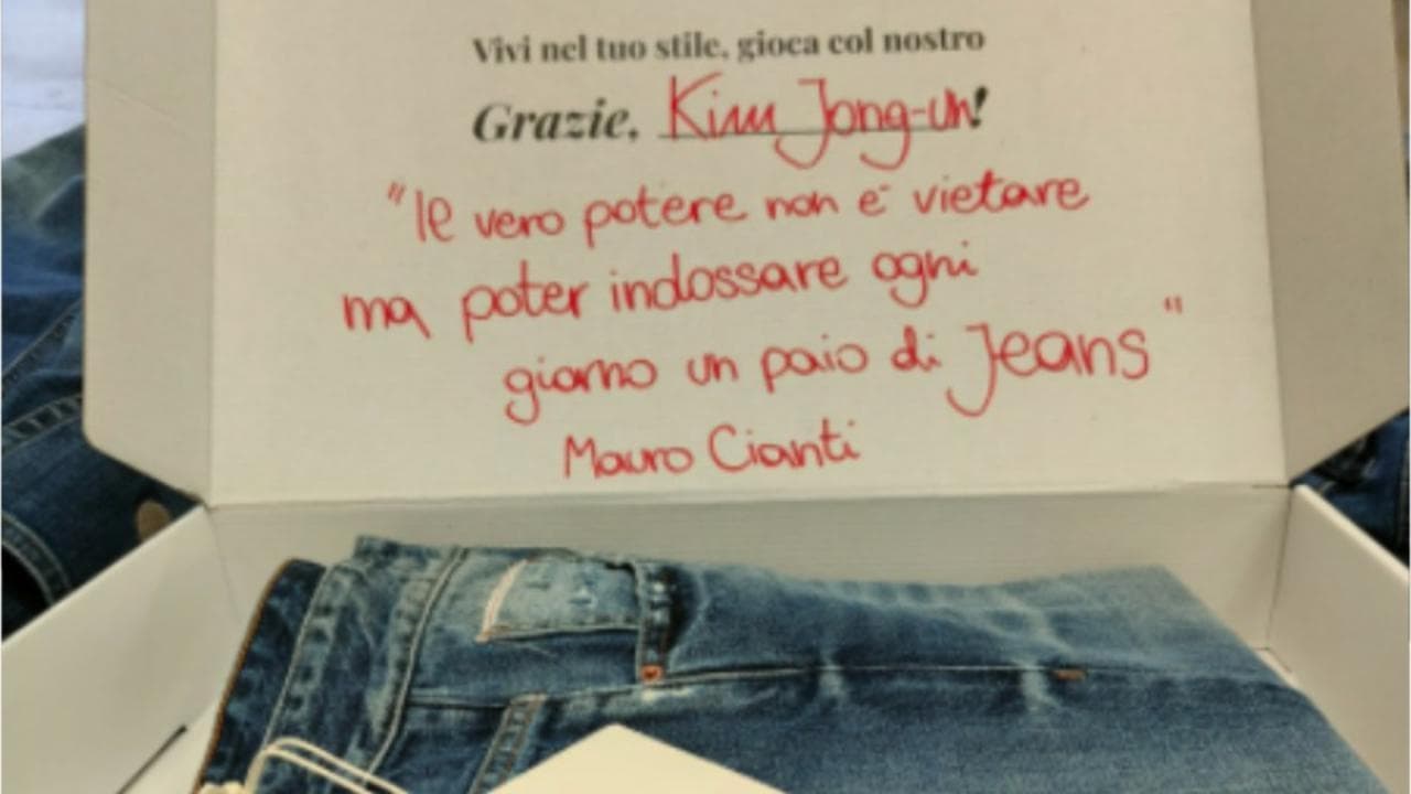 Corea del Nord, Kim Jong Un vieta i jeans attilati, un imprenditore italiano gliene spedisce un paio