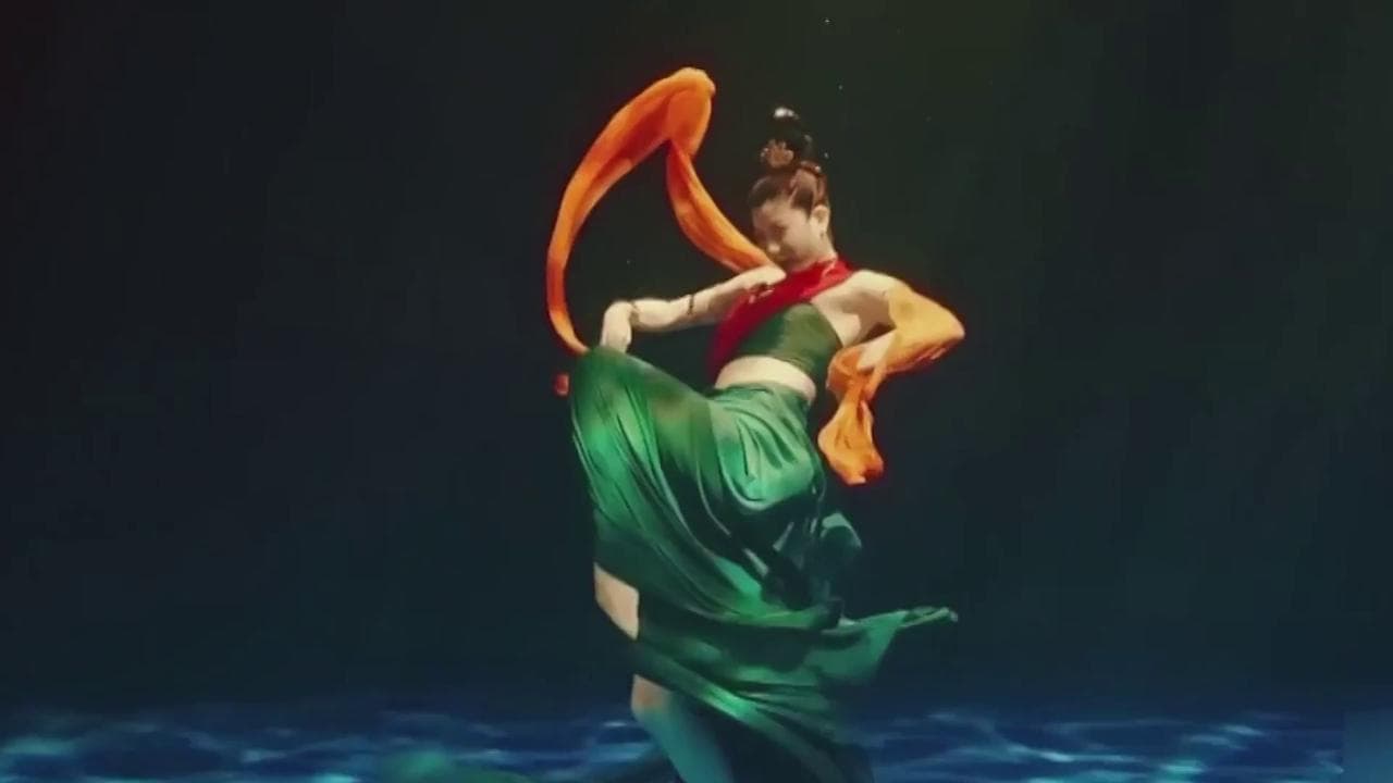 Cina, la ballerina danza sott'acqua in abiti tradizionali: la coreografia lascia senza parole