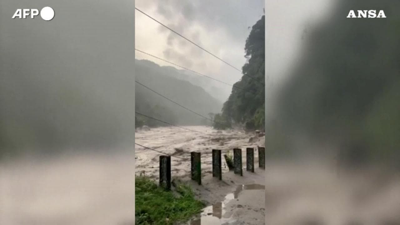 India, straripa un lago sull'Himalaya: le inondazioni causano decine di vittime e oltre cento dispersi
