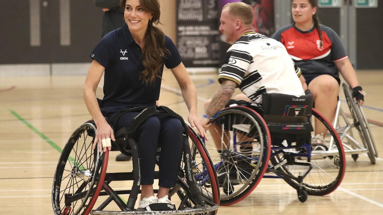 Kate Middleton in sedia a rotelle prova il rugby in carrozzina, ma si preoccupa per la ferita a una mano