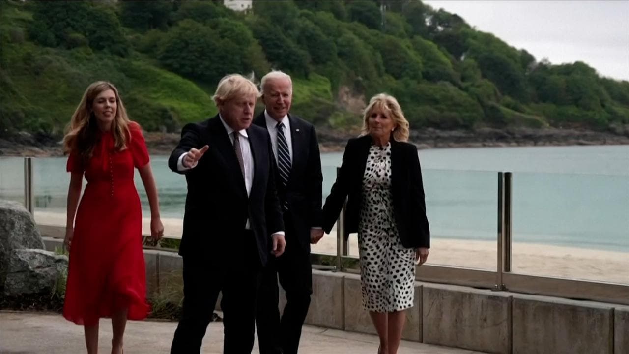 Johnson a Biden: "Abbiamo sposato persone migliori di noi". Ma poi lascia indietro un'imbarazzata Carrie  Symonds