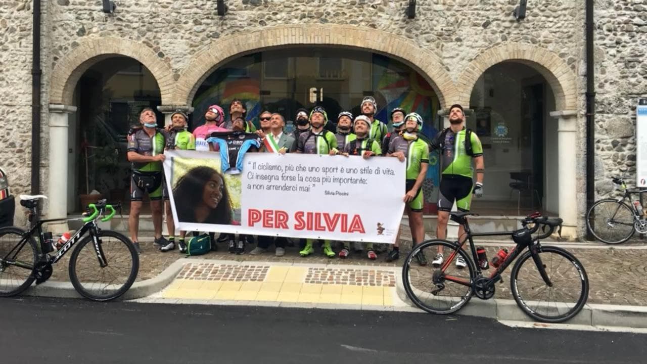 In bici dal Friuli a Roma per ricordare l'amica scomparsa: "Basta vittime della strada"