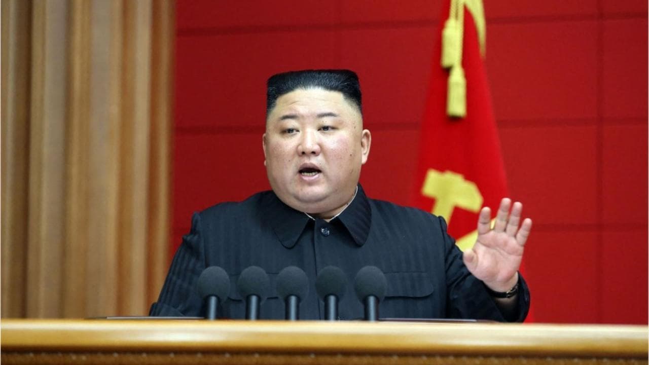 Corea del Nord, Kim Jong-un vieta jeans attillati e film stranieri: "La punizione è la morte"
