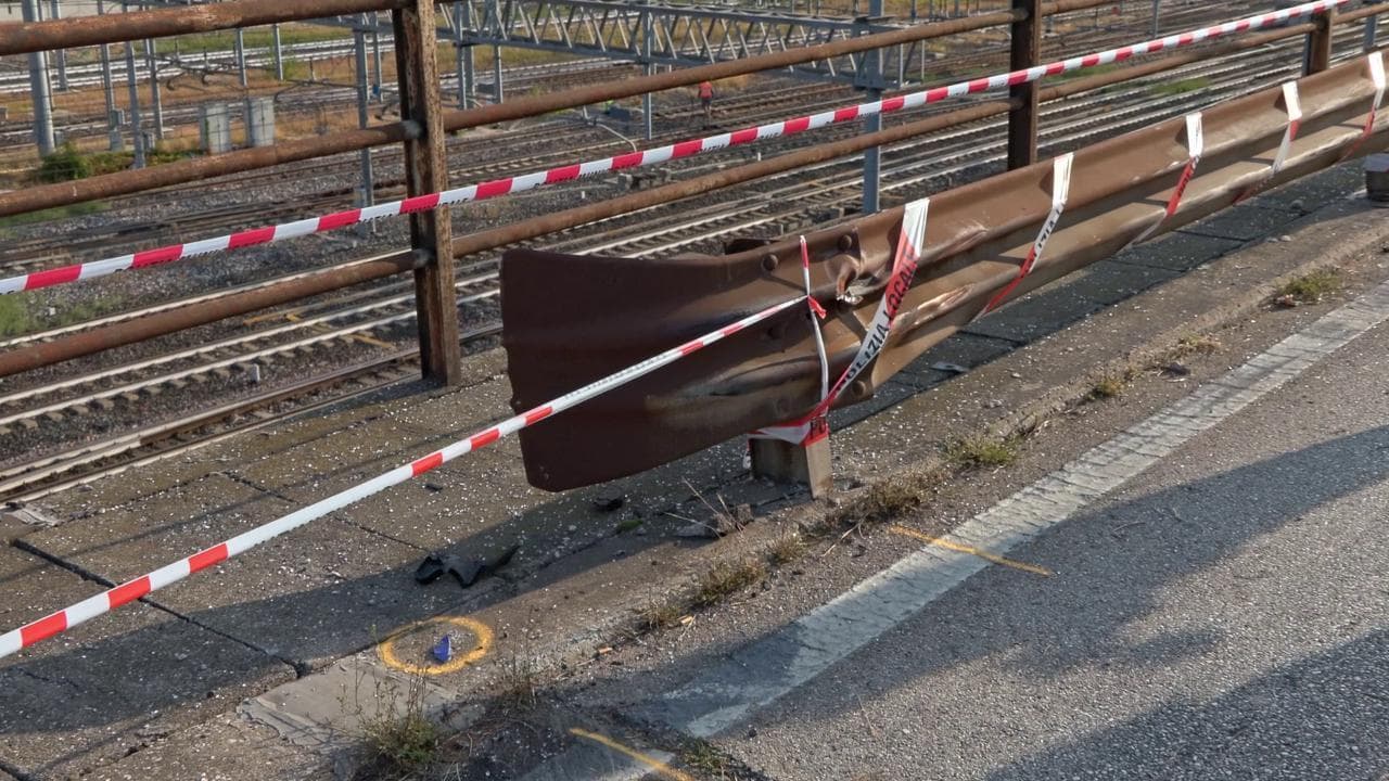 Mestre, il buco nel guard-rail: da qui il pullman è precipitato
