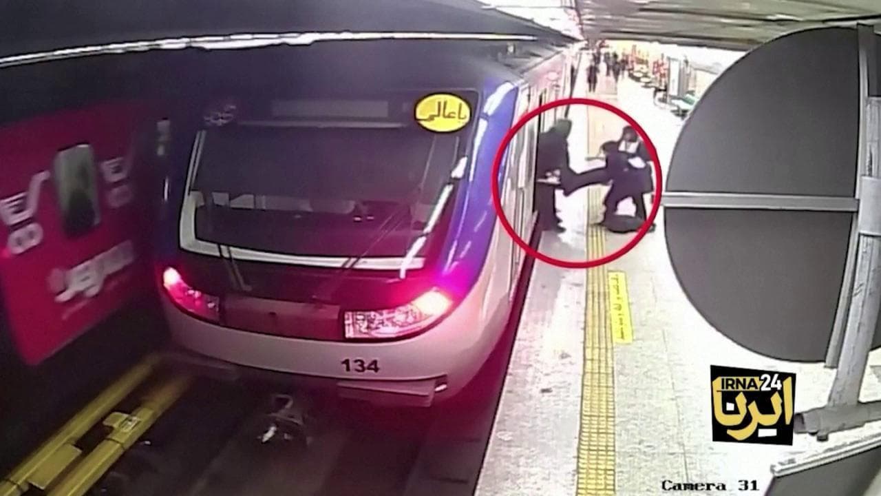 Iran, è morta Armita Garawand picchiata dalla polizia perché senza velo: le imamgini