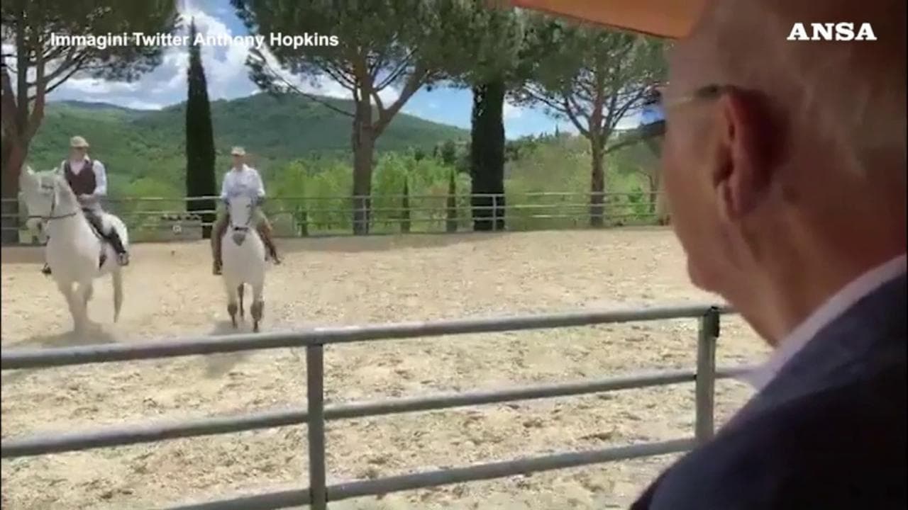La gaffe di Anthony Hopkins: "Una magica giornata in Toscana". In realtà è in Umbria