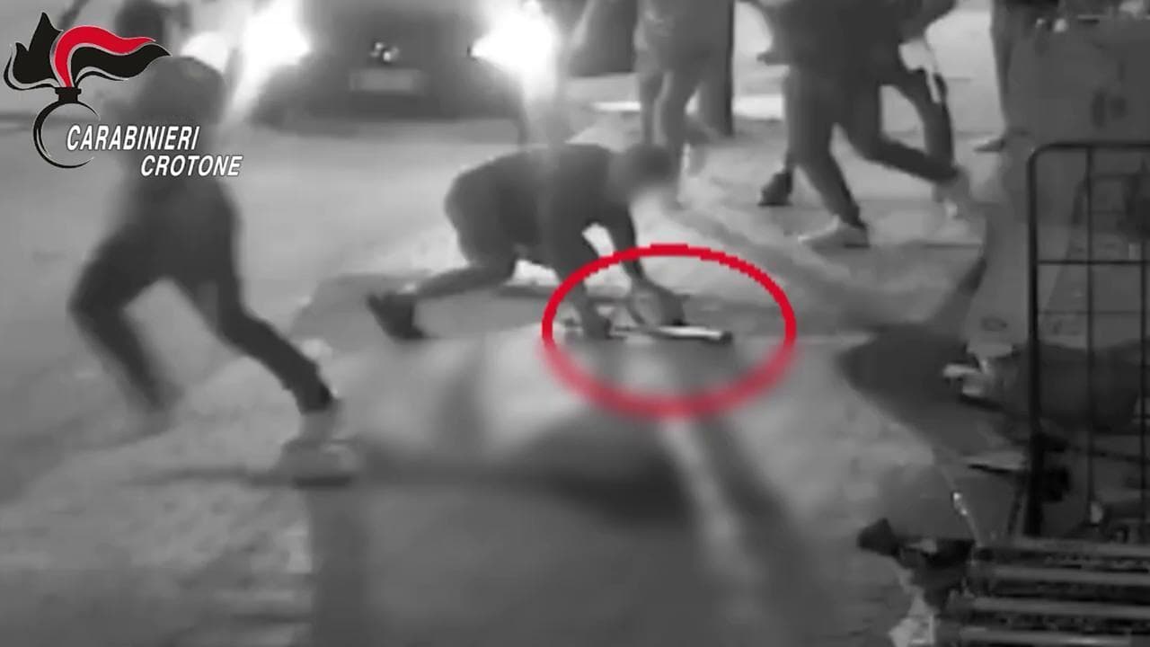 Crotone, la fidanzata lo lascia: lui organizza spedizione punitiva contro padre e fratello dell'ex