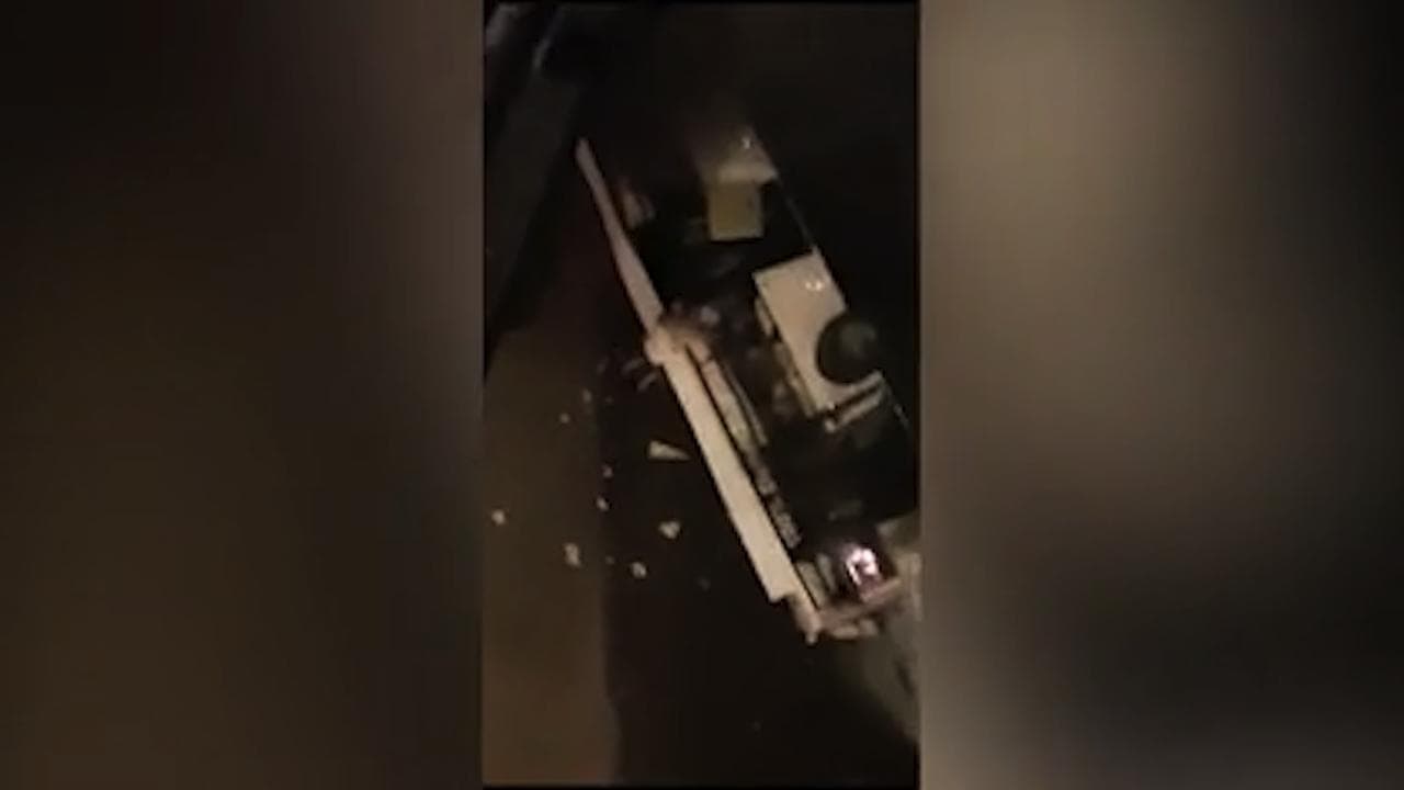 Strage di Mestre, un padre estrae la figlia viva dal finestrino del pullman precipitato