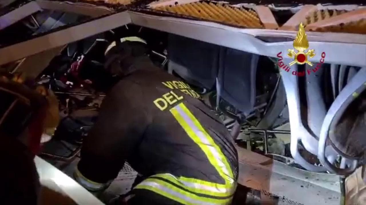 Strage di Mestre, i vigili del fuoco cercano persone sotto il bus precipitato