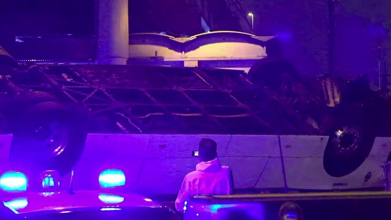 Mestre, il pullman precipitato dal cavalcavia viene rimosso e trasportato in un deposito