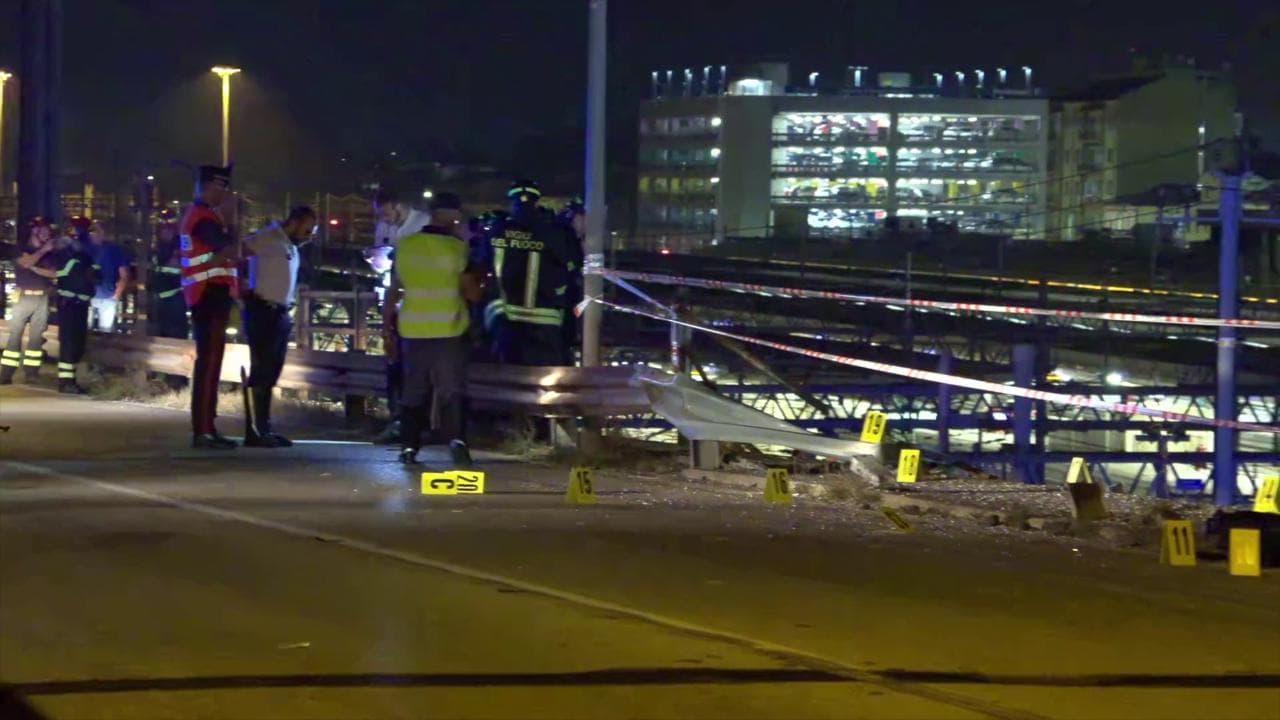 Pullman precipitato dal cavalcavia a Mestre: il guardrail distrutto e i rilievi della polizia