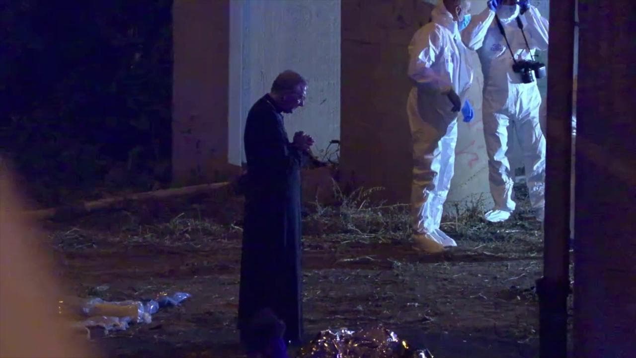 Pullman precipita da cavalcavia a Mestre, il patriarca sul luogo dell'incidente benedice le salme