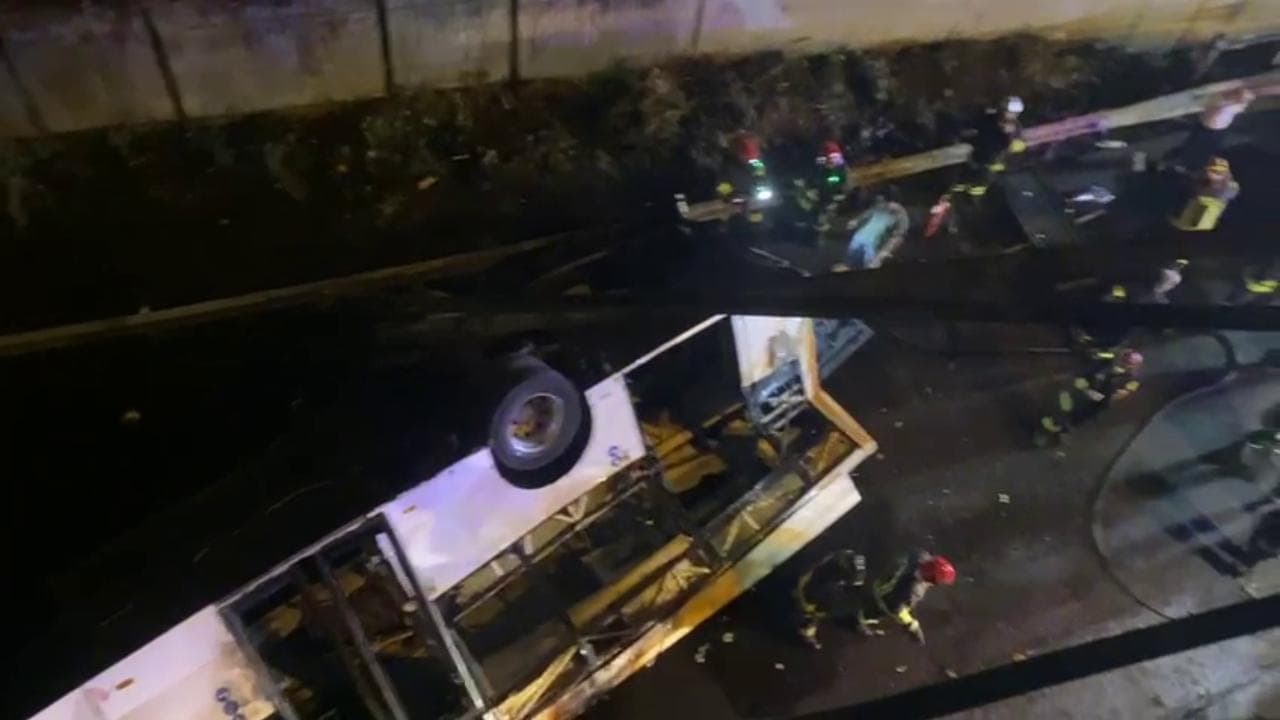 Pullman precipitato a Mestre, le prime immagini girate sul cavalcavia: la recinzione sfondata e il bus distrutto
