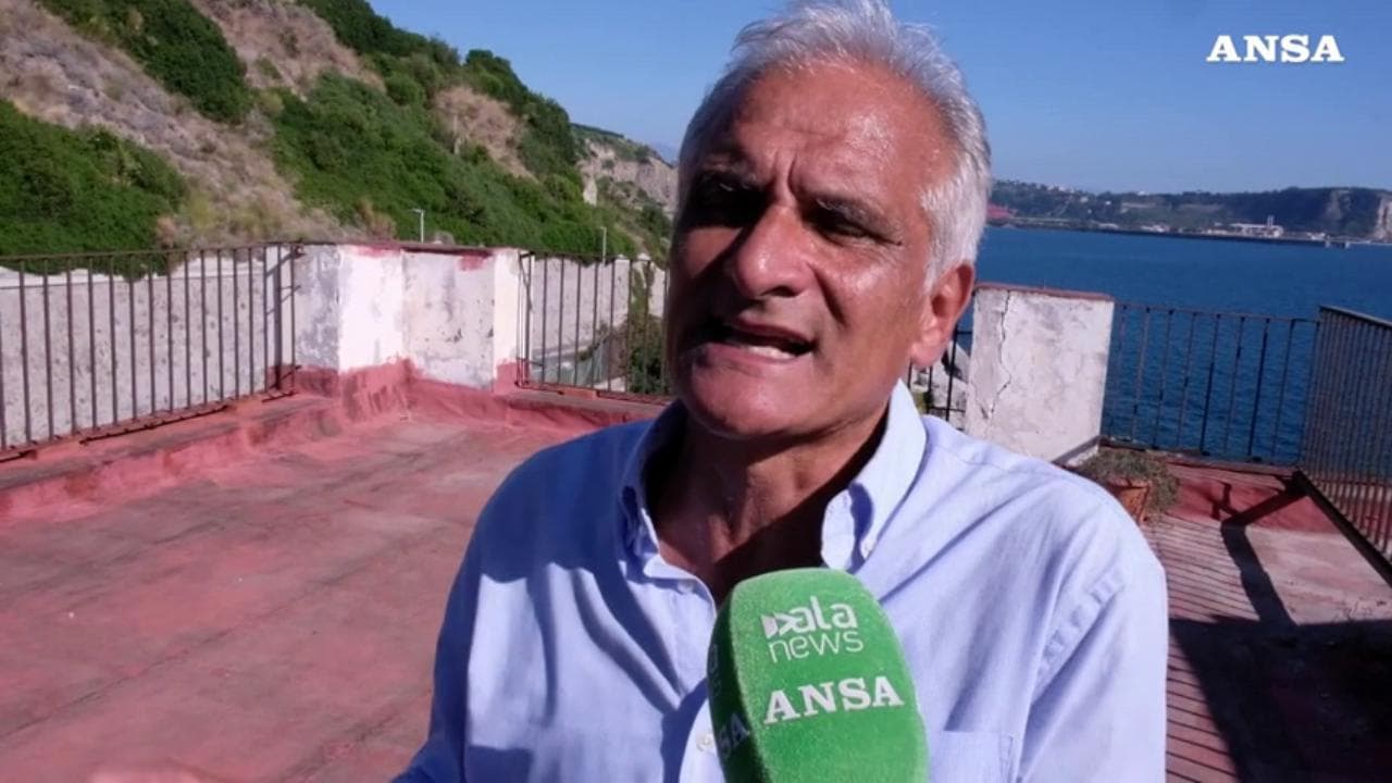 Campi Flegrei, il vulcanologo Ingv: "Il piano di evacuazione è sbagliato, non possiamo prevedere il disastro"