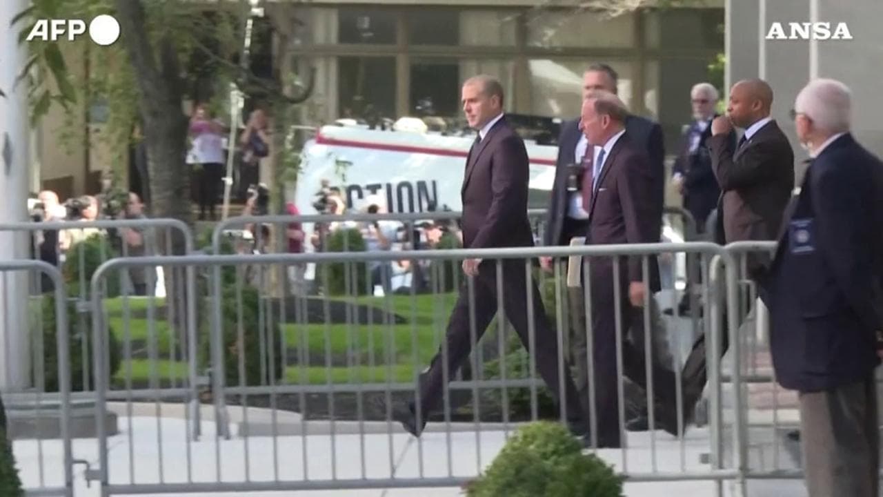 Hunter Biden in tribunale, incriminato per una pistola: l'uscita dal tribunale dopo il rilascio