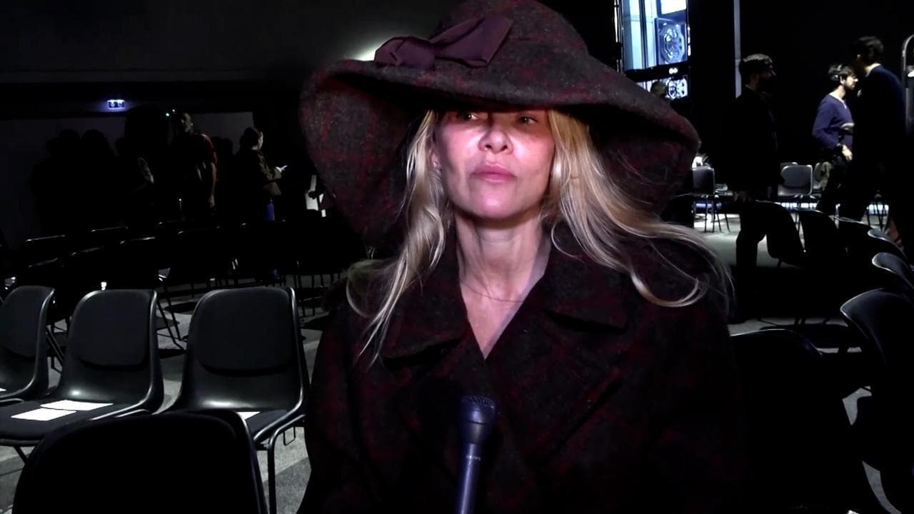 Pamela Anderson senza trucco alla Paris Fashion Week: la ragione dietro il nuovo look naturale