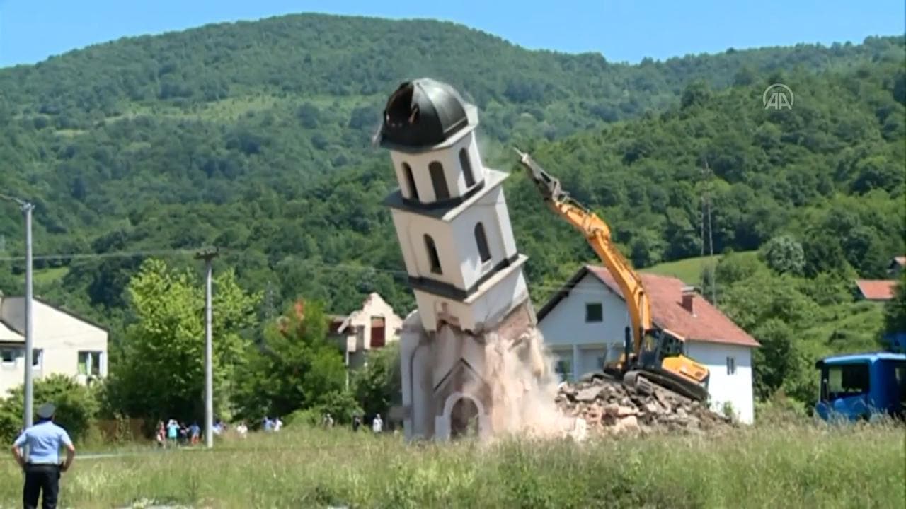 Bosnia, la demolizione di una chiesa costruita durante la guerra sul terreno di una donna musulmana