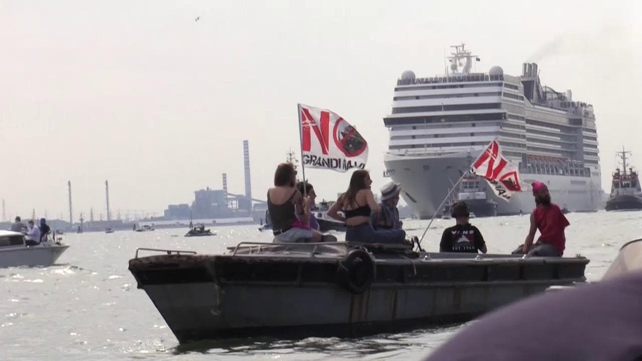 Venezia, tensione in acqua tra "No Grandi Navi" e facchini del porto a favore delle crociere