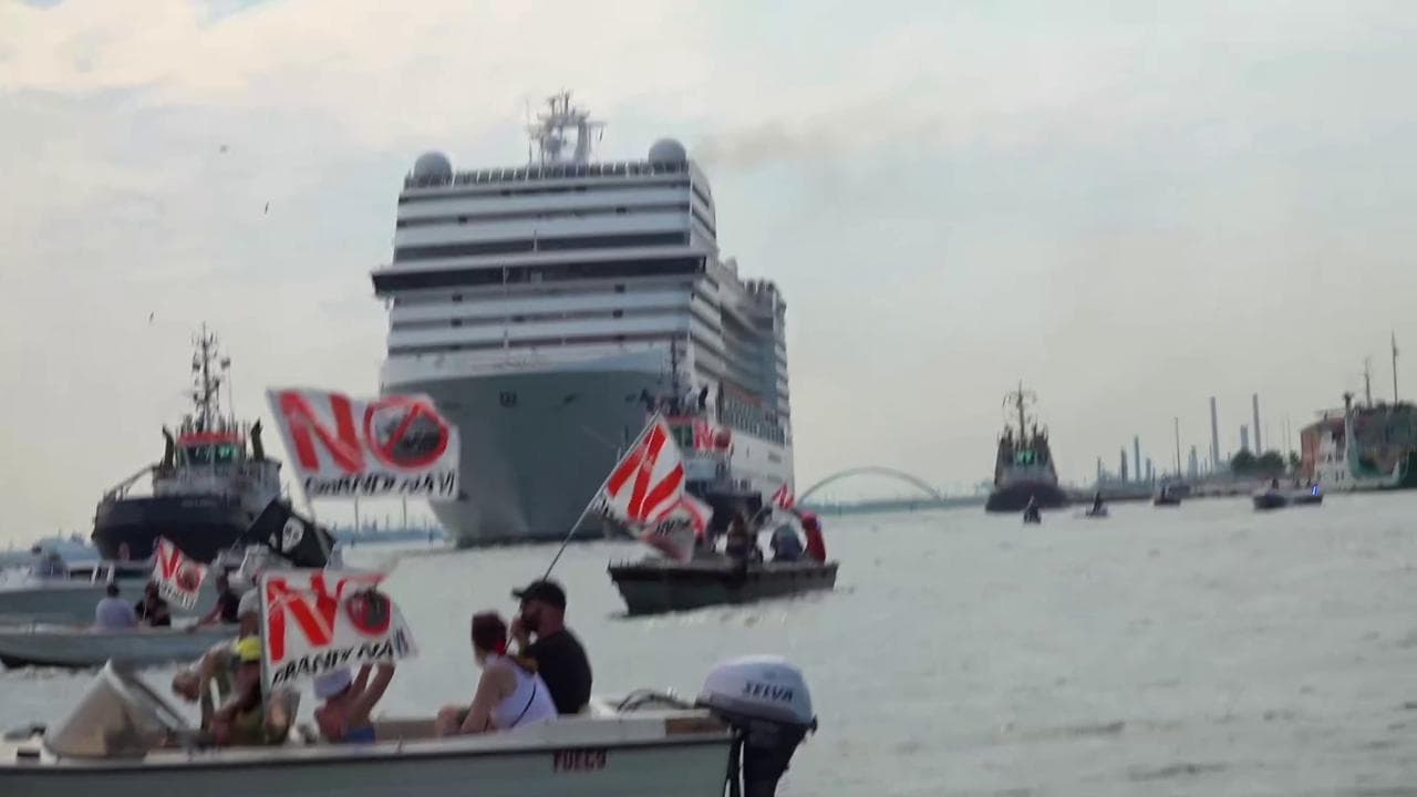 Venezia, protesta "No Grandi Navi": piccole imbarcazioni contestano passaggio crociera MSC