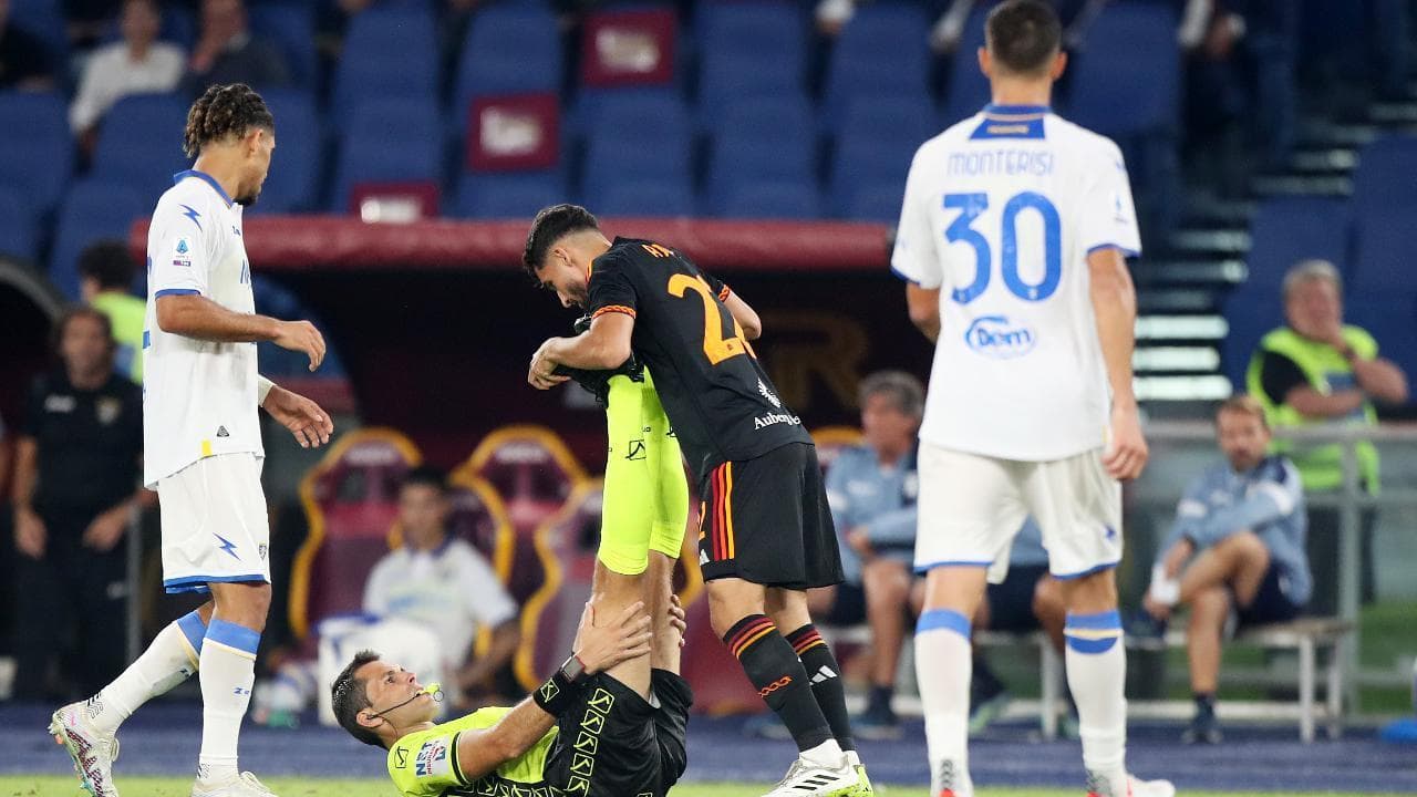 Roma-Frosinone, l'arbitro Marchetti crolla in campo per i crampi: i giocatori lo soccorrono