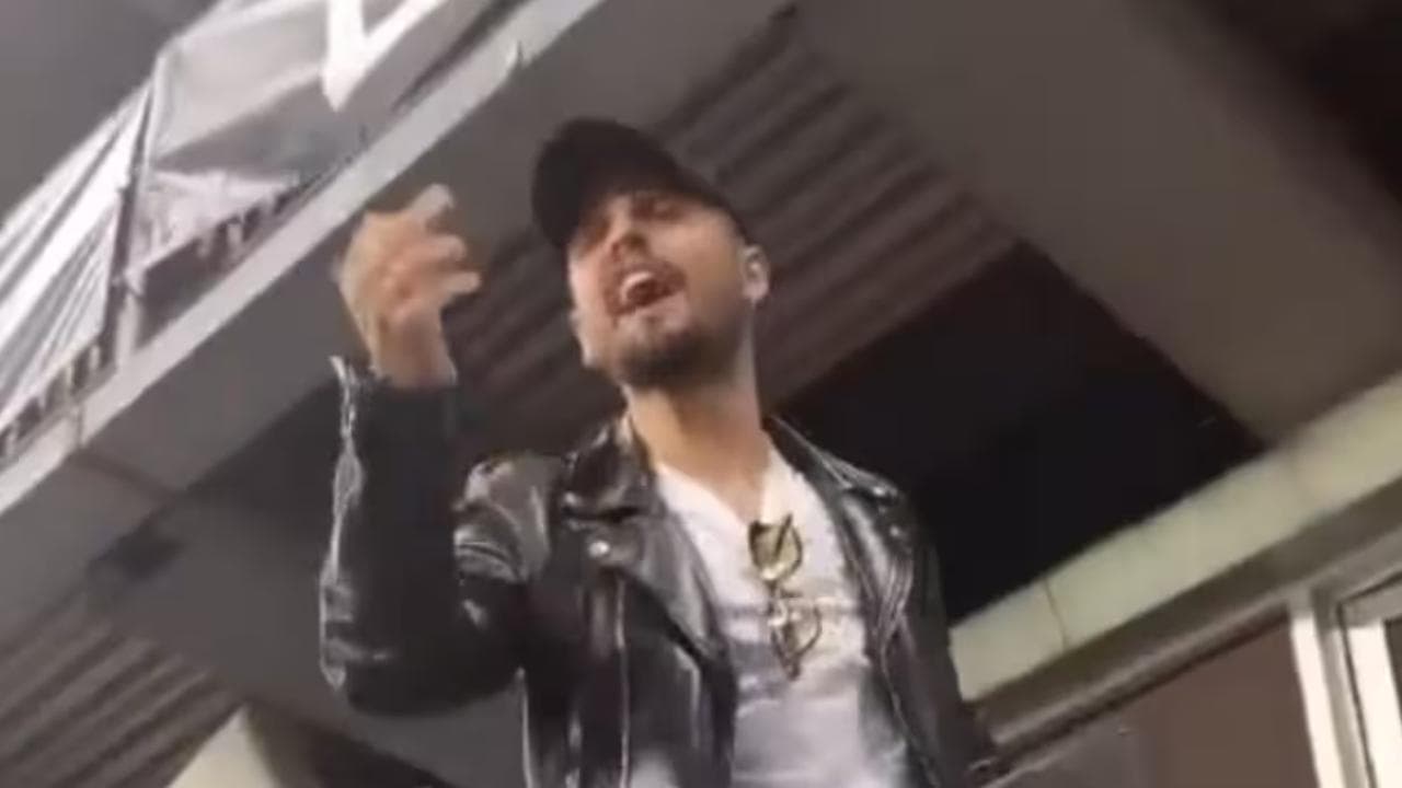 Insigne litiga con i tifosi a Toronto. Volano parolacce e accuse, poi la moglie lo porta via