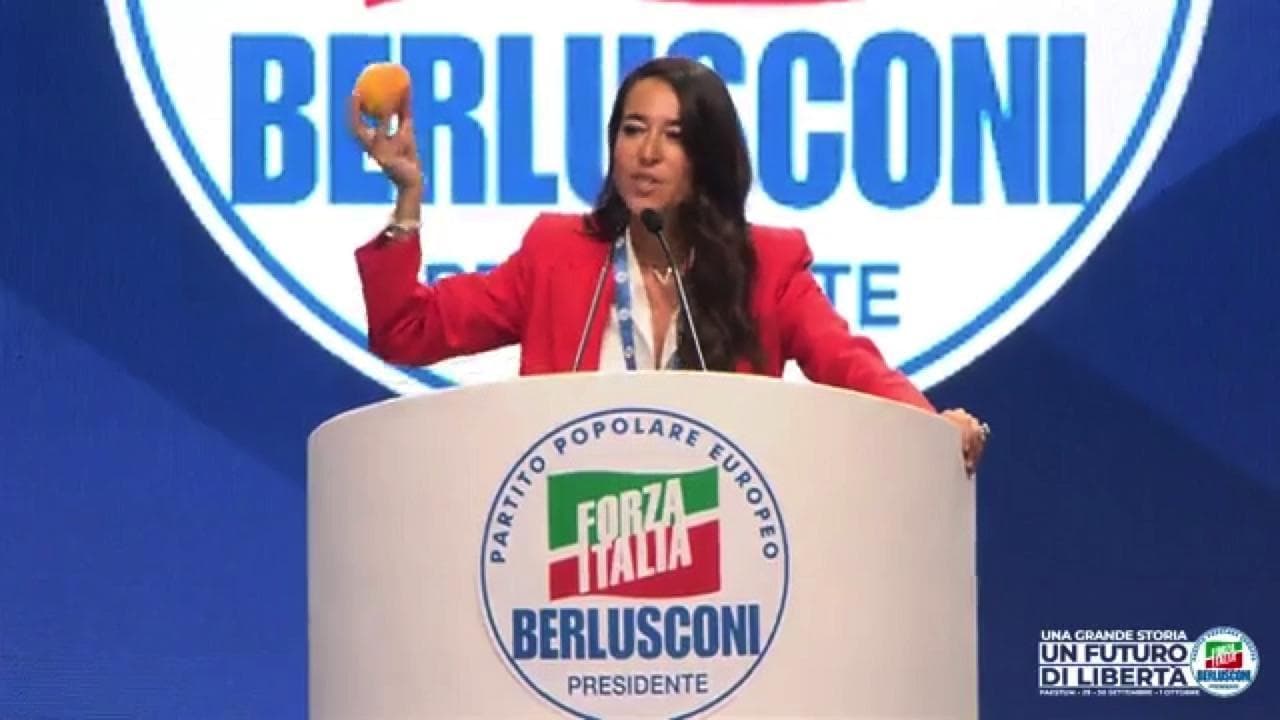 Forza Italia, Ronzulli sul palco con una pesca: "La Sinistra da quattro giorni parla solo di questa"
