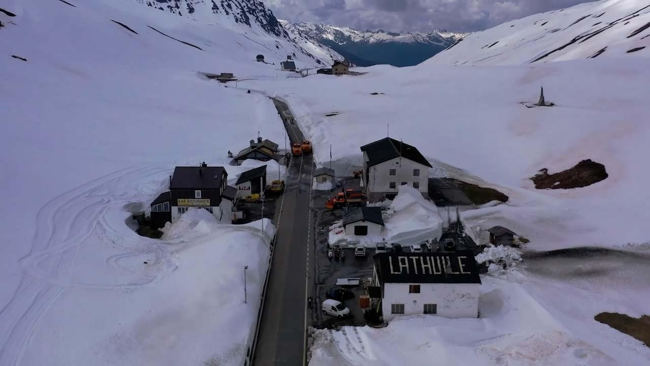 Valle d'Aosta, riapre il Piccolo San Bernardo: i muri di neve ripresi dal drone